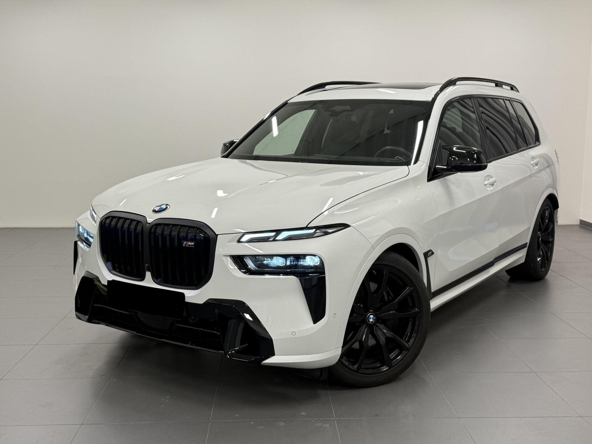 BMW X7 M60i xDrive | facelift | skladem | české předváděcí auto | velké sportovní luxusní SUV | benzín V8 biturbo | bílá Alpine| černá kůže | maximální výbava | VIP sleva | ihned k předání | nákup online | AUTOiBUY.com